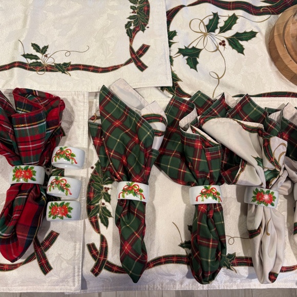 Lenox Split Holiday Burst 8 Placemat, 12 napkin rings , 8 napkins & oval runner - Picture 4 of 15